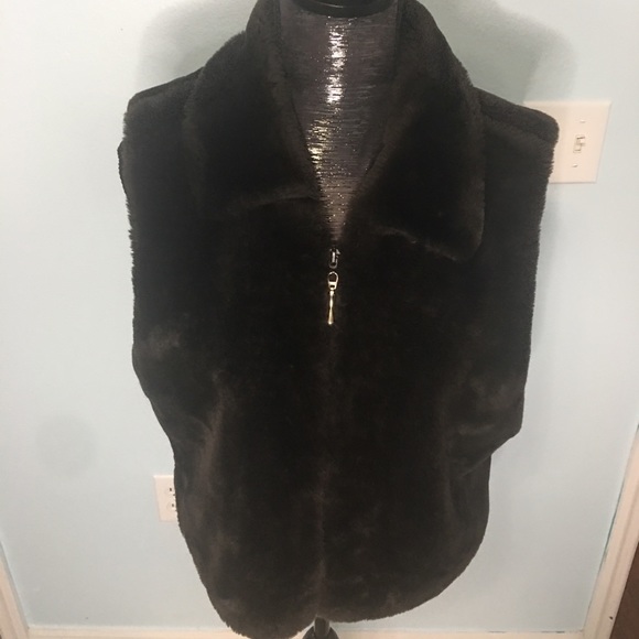 Threads on Threads Vintage Faux Fur Vest - Picture 2 of 6
